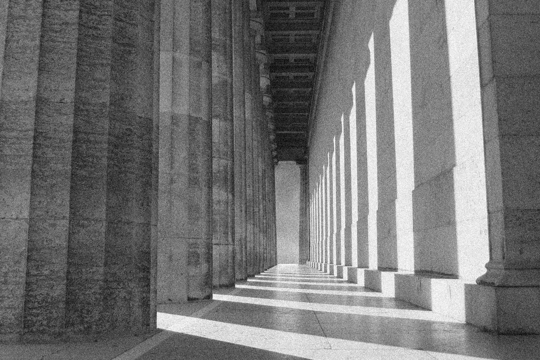 Colonnade antique en noir et blanc