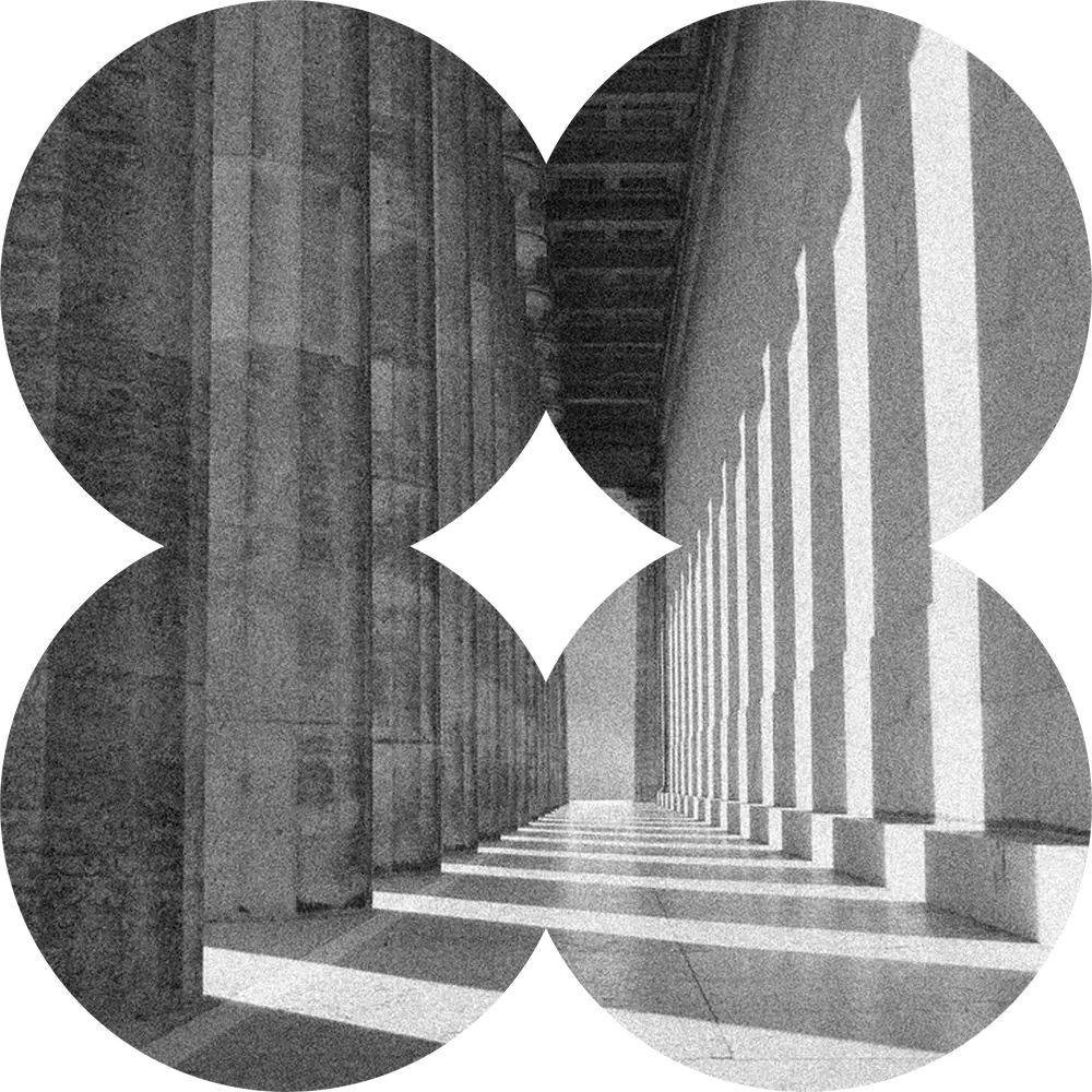 Colonnade antique en noir et blanc